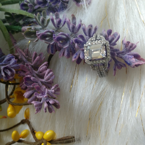 Beautiful Simulated 925 Engagement ring - Picture 4 of 11